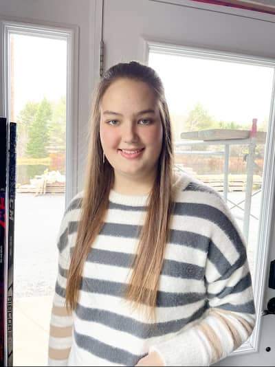 Alicia LaRoche, 17 Ans, Est Une Héroïne de la Coupe Charles-Bruneau de Montréal, Un Tournoi de Hockey-Balle Caritatif qui aura le Samedi 27. septembra 2025 au stade iga afin d'aStriquer des fonds la recherche sur les cracers peļ.