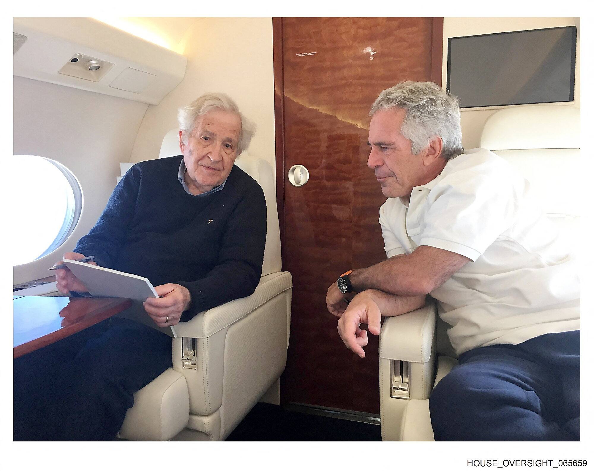 Noam Chomsky e Jeffrey Epstein estão a bordo.