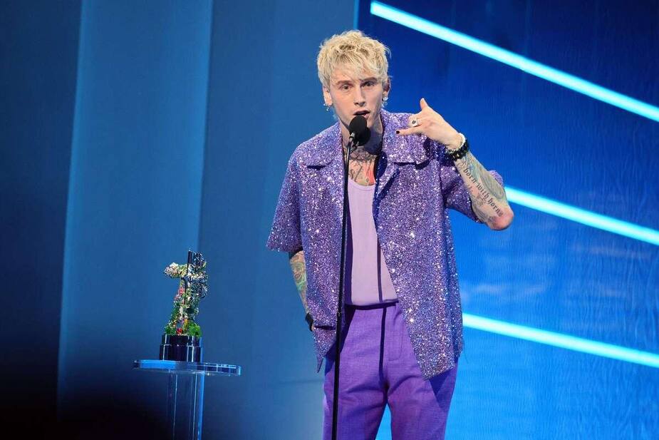 Image principale de l'article MGK se fait huer sur scène après une dure semaine