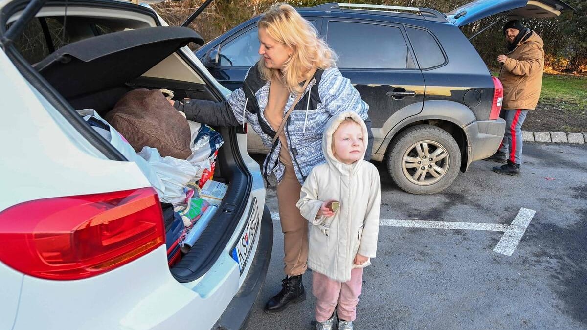 100 000 personnes ont fui en Ukraine, et des milliers à l'étranger