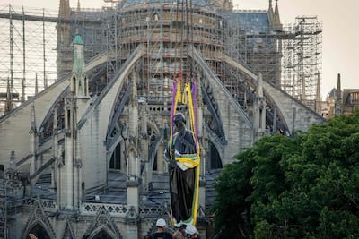 Reinstalación de una primera estatua de la flecha Notre-Dame