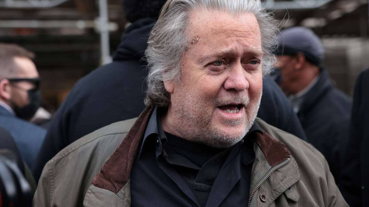 Assaut du Capitole: Steve Bannon, proche de Trump, se présente à la police après son inculpation