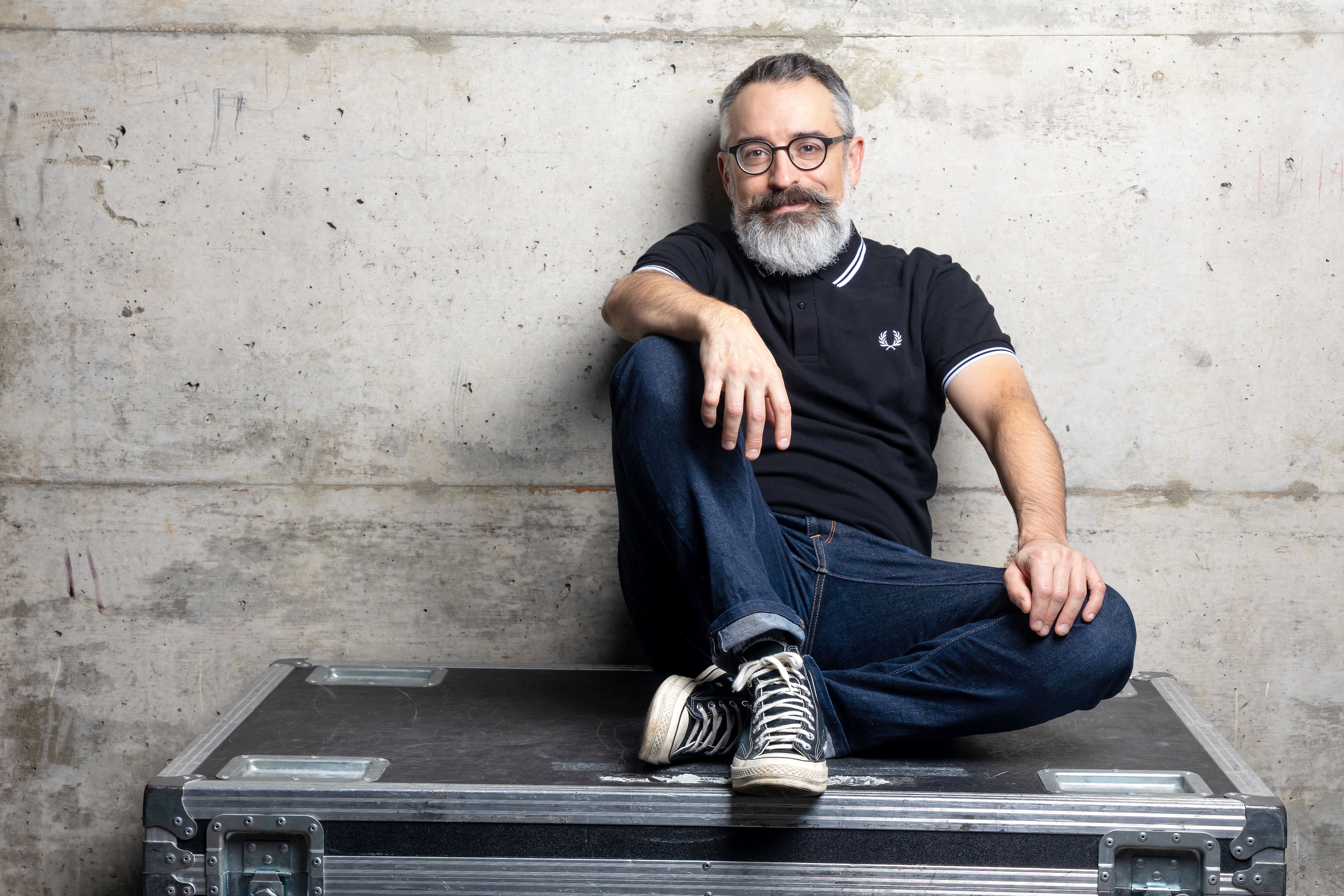 JF Pauz&eacute; rena&icirc;t en solo, deux ans apr&egrave;s le d&eacute;c&egrave;s de Karl Tremblay: &laquo;La seule chose que je sais faire, c&rsquo;est &eacute;crire des chansons&raquo;