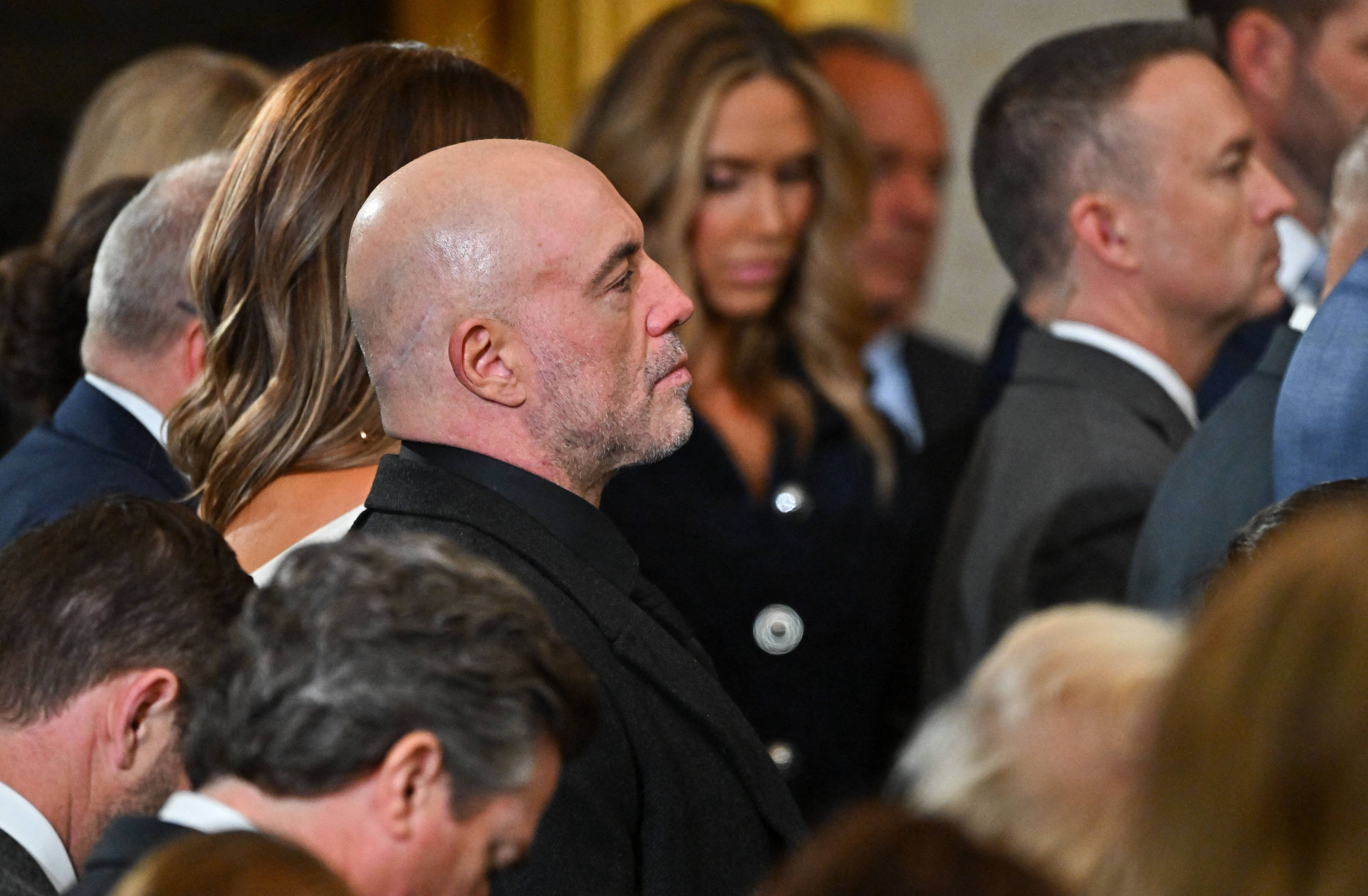 Joe Rogan réagit à son nom dans les dossiers Epstein | Le Sac de chips