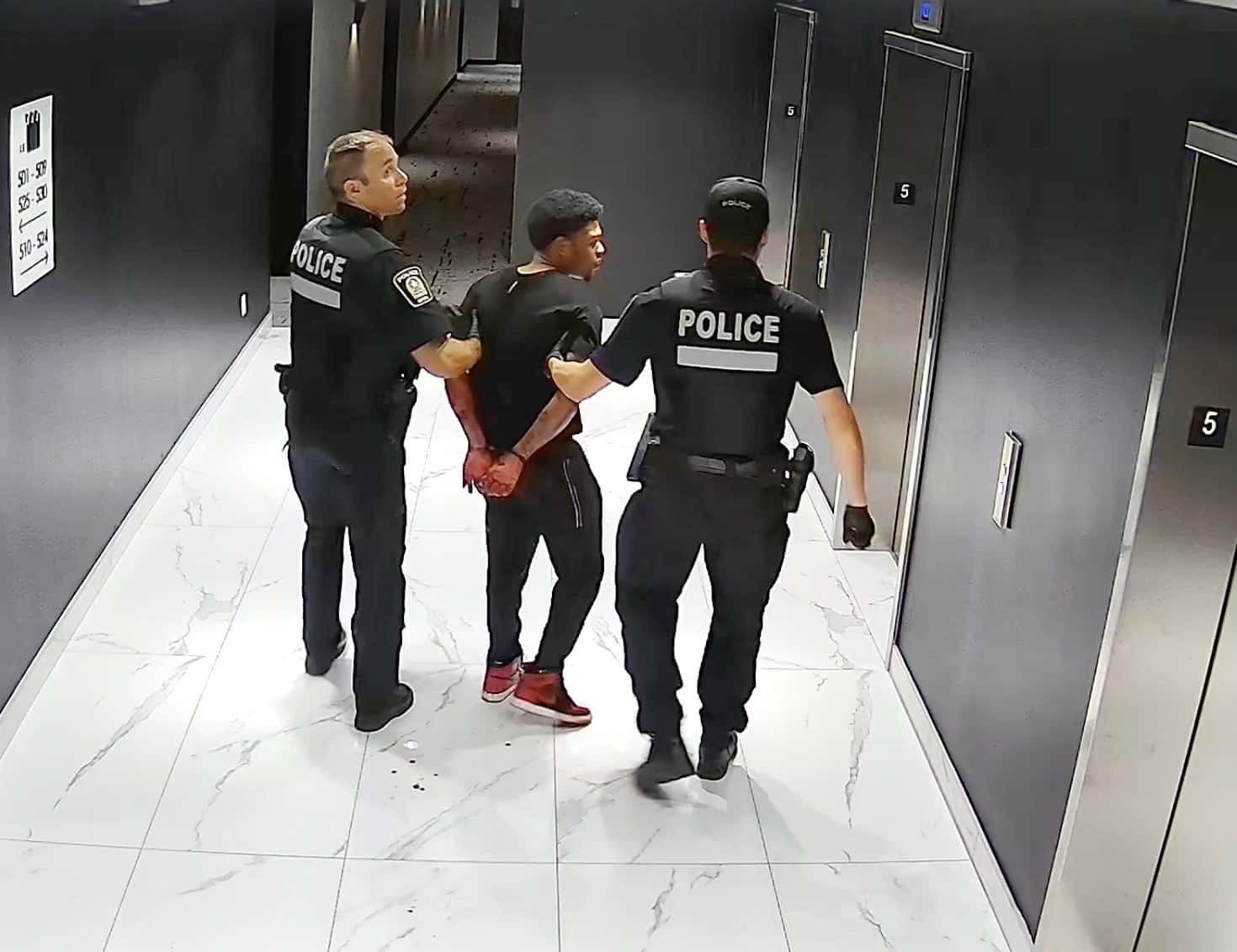 Scène d'horreur dans l'appartement: il poignarde à mort le nouveau conjoint  de son ex | JDQ