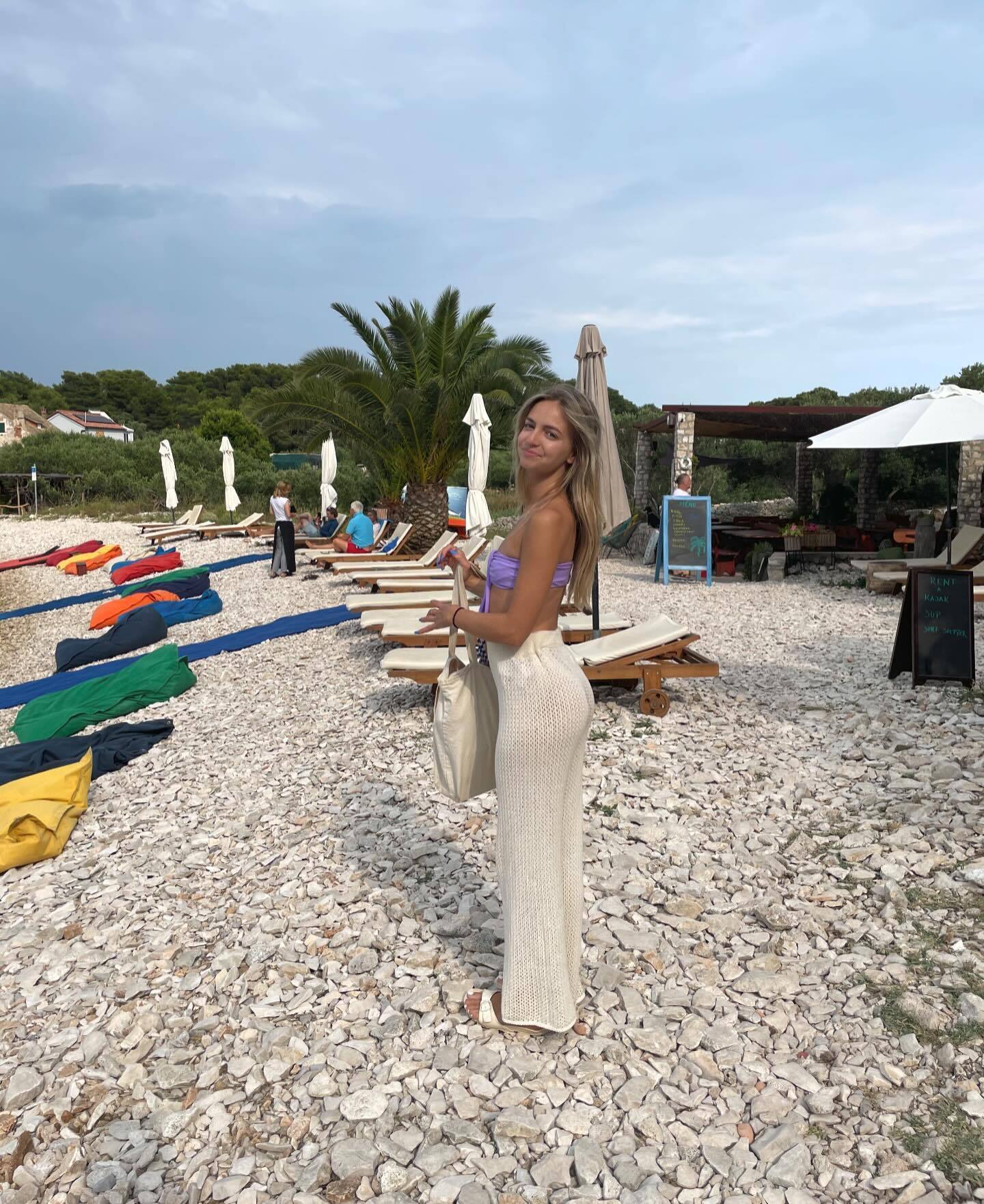 Elle nous charme dans sa mini-robe à découpes