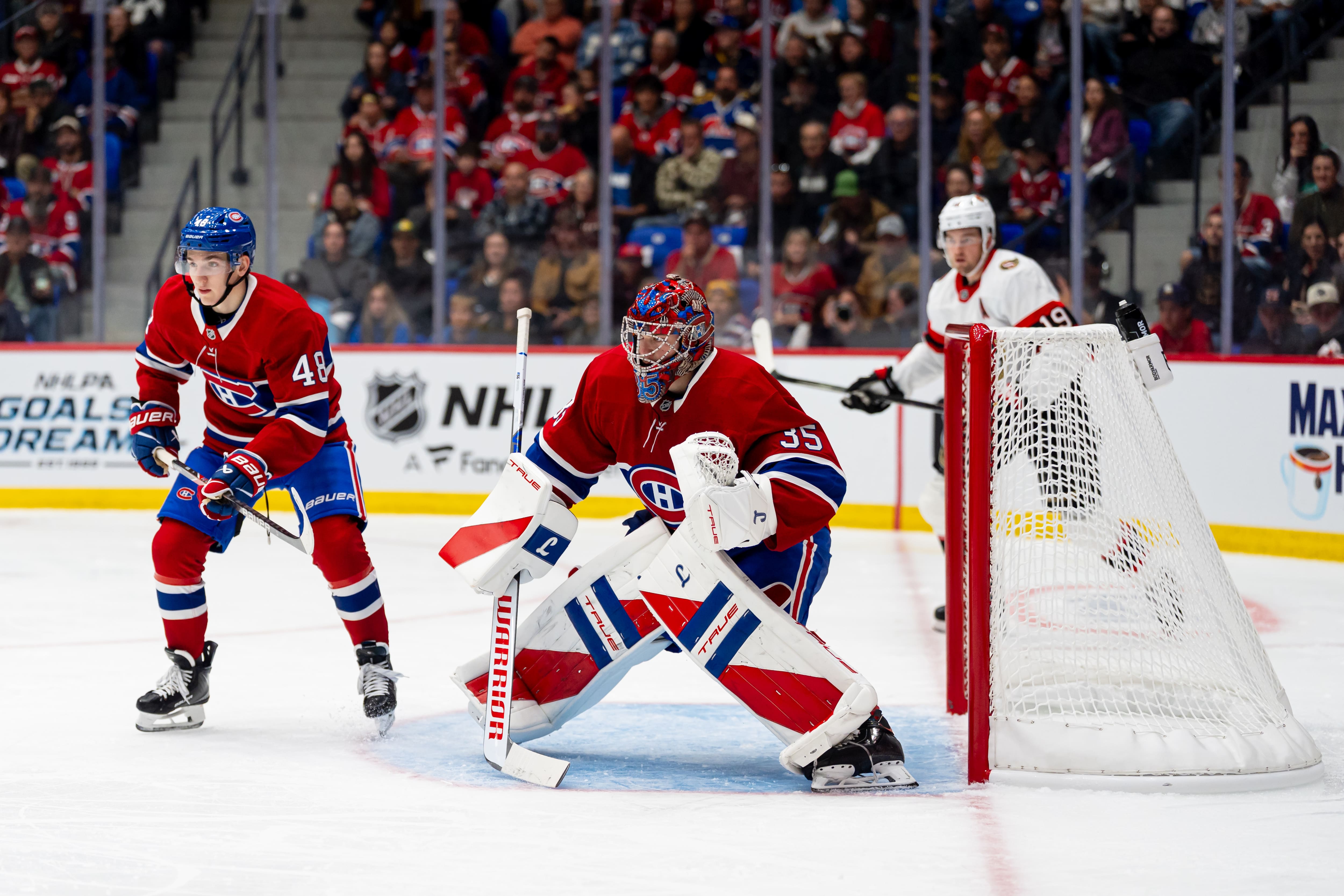 Dans cette lutte à trois devant le filet du Canadien, Samuel Montembeault n’a pas dit son dernier mot