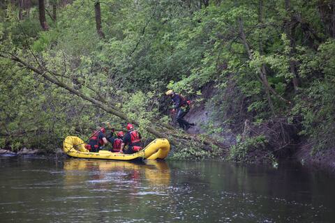 Quebec firefighters' nautical squad specially intervened this Sunday to find two young men who went missing in the Saint-Charles River in Quebec.