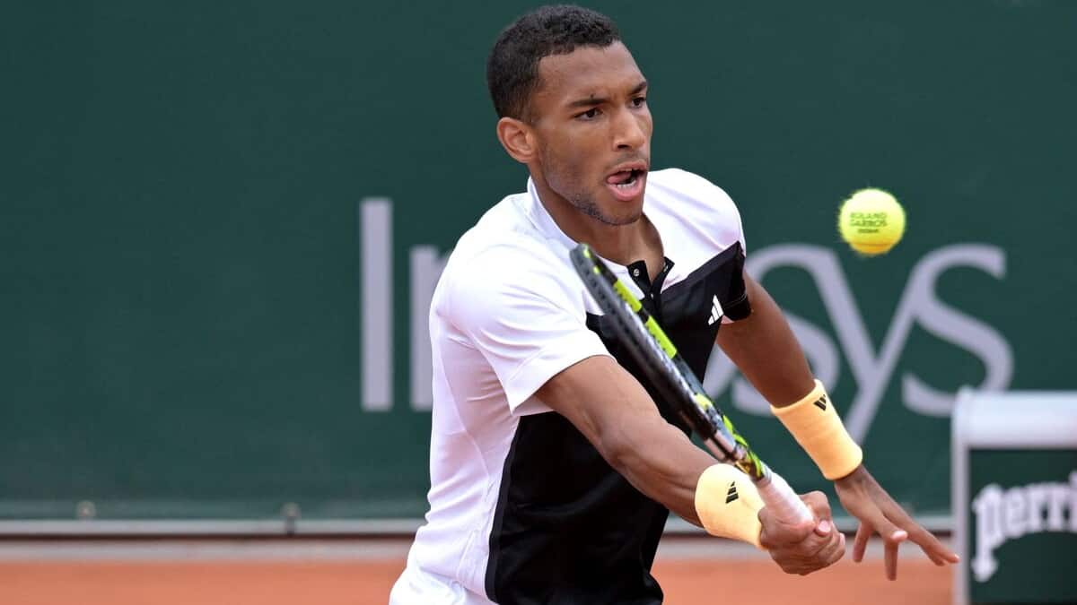 Roland-Garros: Félix Auger-Aliassime revient en force et passe au troisième tour