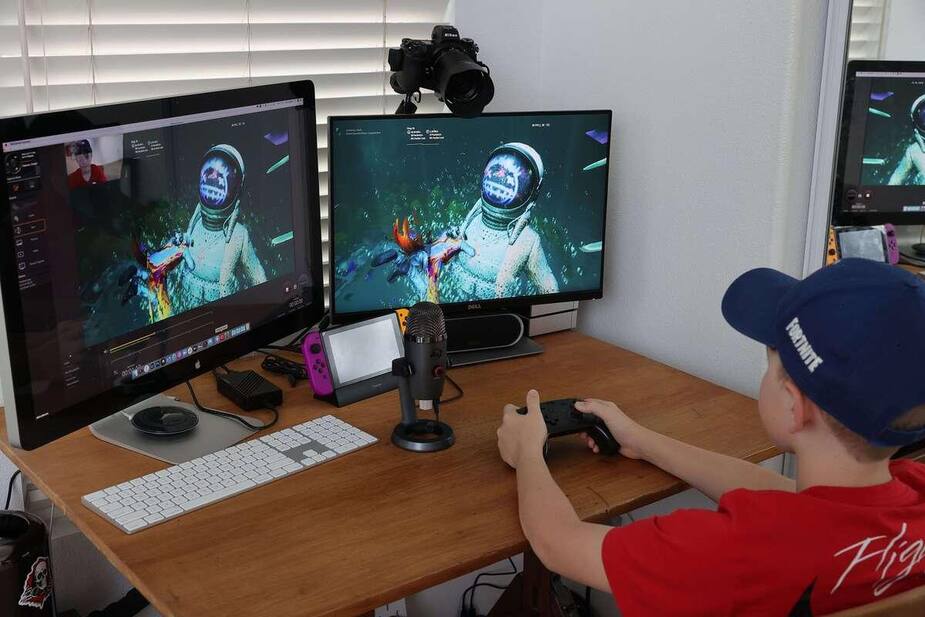 Un jeune qui joue à Fortnite durant un événement mettant en vedette le rappeur Travis Scott, en avril 2020.