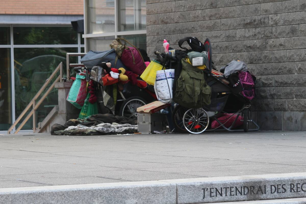 [PHOTOS] Place de l&rsquo;Universit&eacute;-du-Qu&eacute;bec: un homme retrouv&eacute; sans vie par les policiers