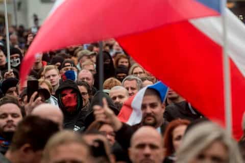 Thousands of demonstrators in Prague