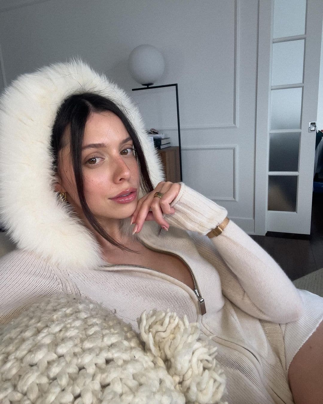 Noémie Lacerte ose une robe transparente en voyage