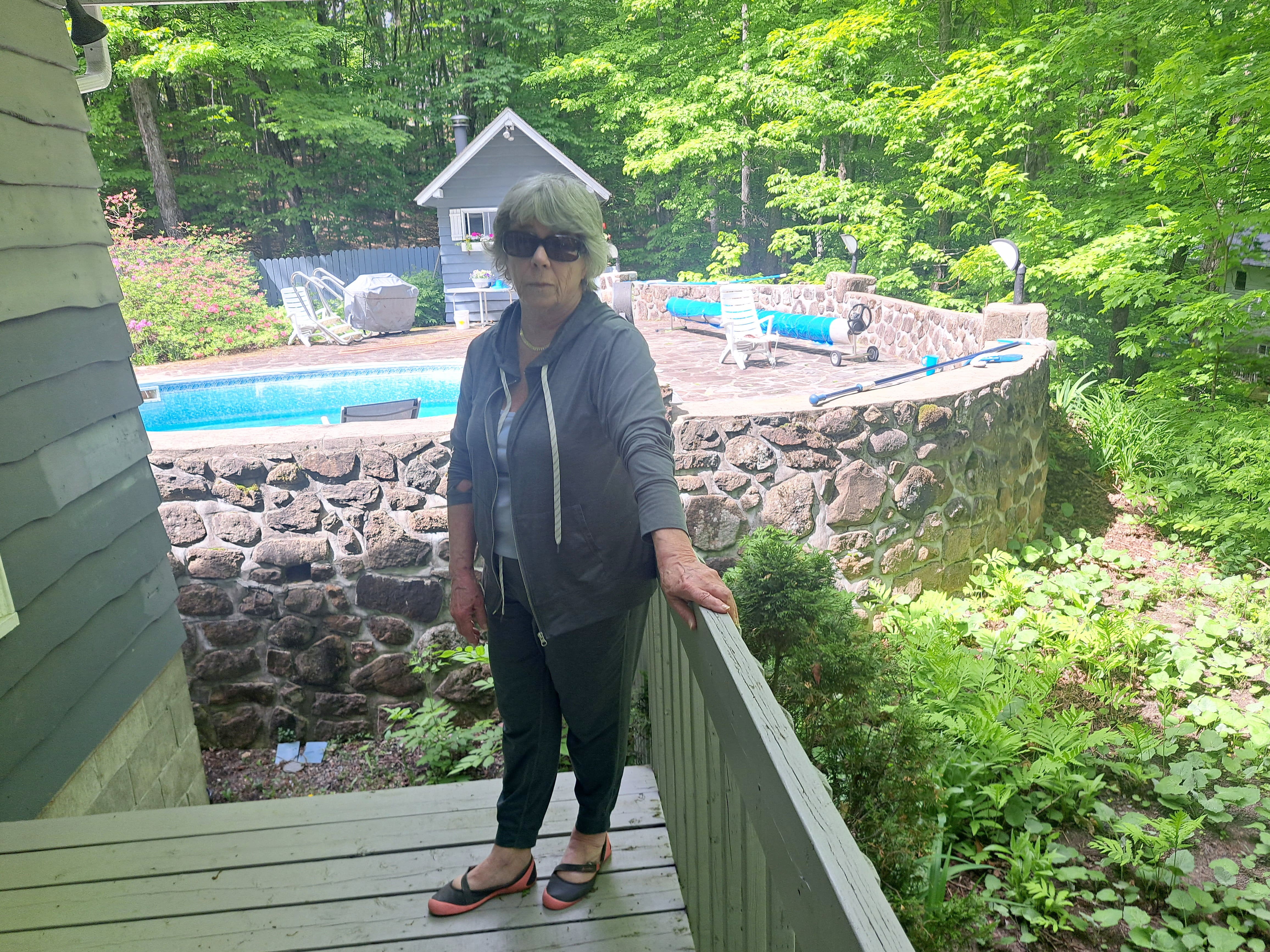 «Il ne faut pas virer fou»: sa municipalité lui demande d’ajouter une 2e clôture autour de sa piscine