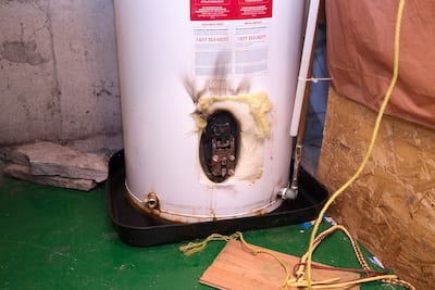 GEN-Isabelle Corby y Étienne Lavoie que han estado sin agua caliente durante más de dos horas porque Hydrosolution tarda en reemplazar su calentador de agua.