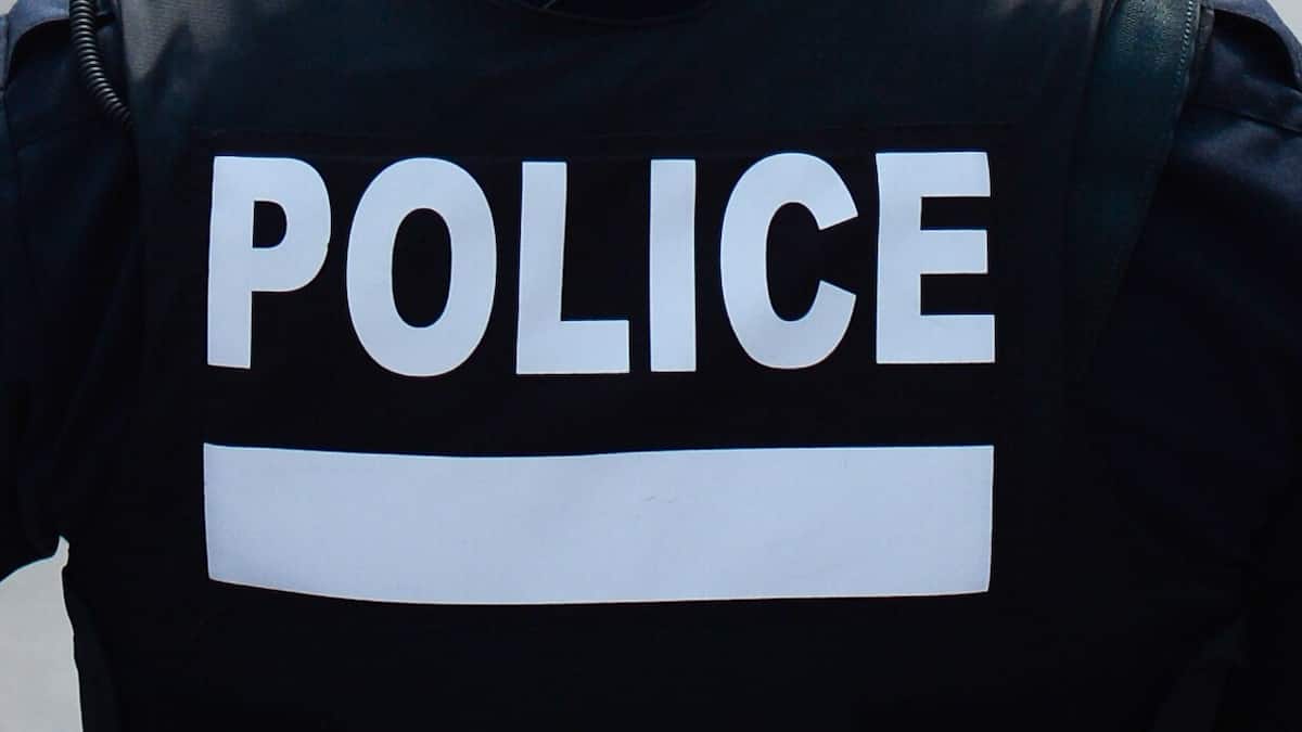 Nouvelle-Écosse : possession d’uniformes et de voitures de police interdite