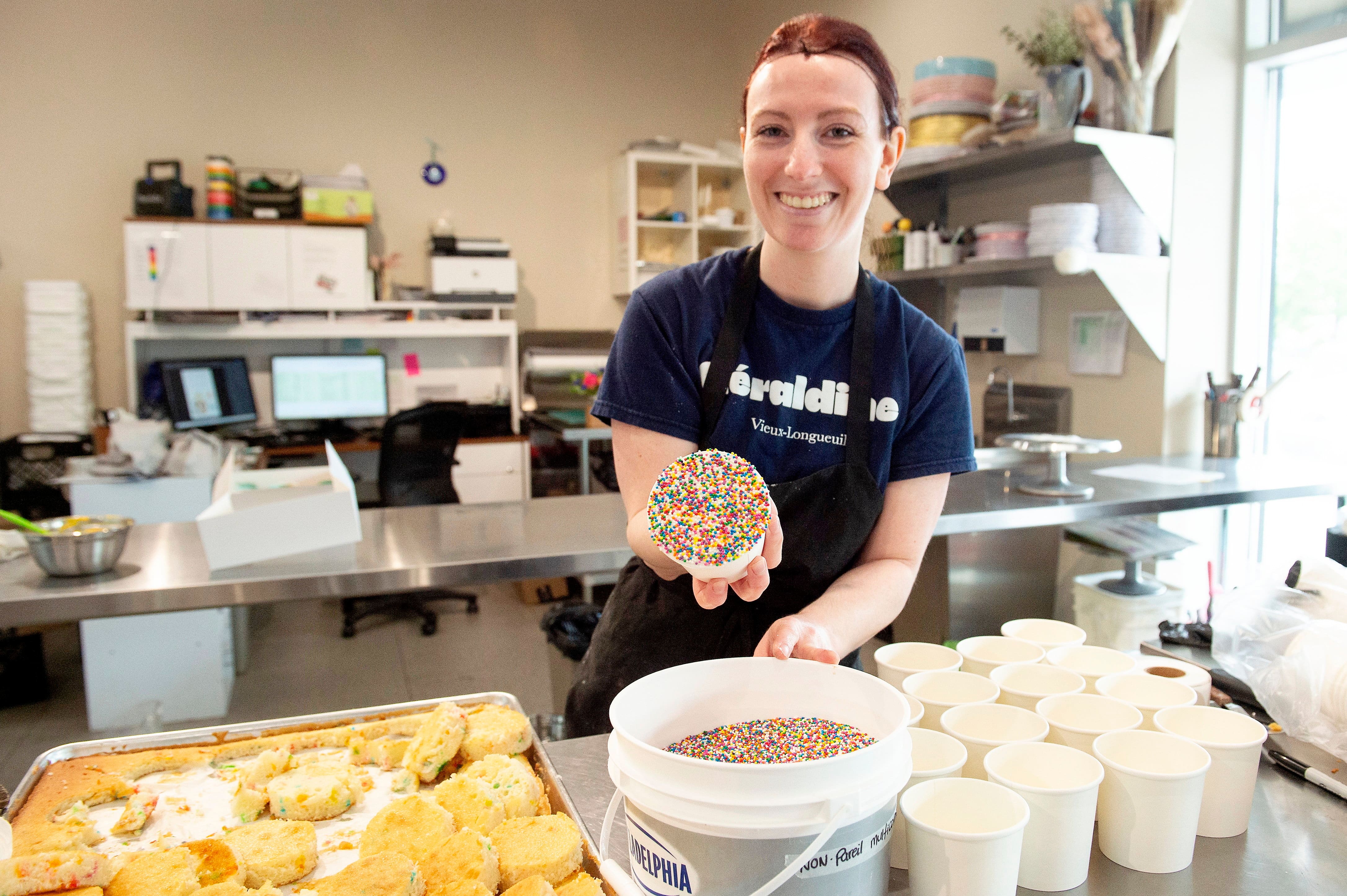 [VIDÉO] «On a maintenant une employée qui ne fait que ça»: la folie des «dot cakes» débarque partout au Québec