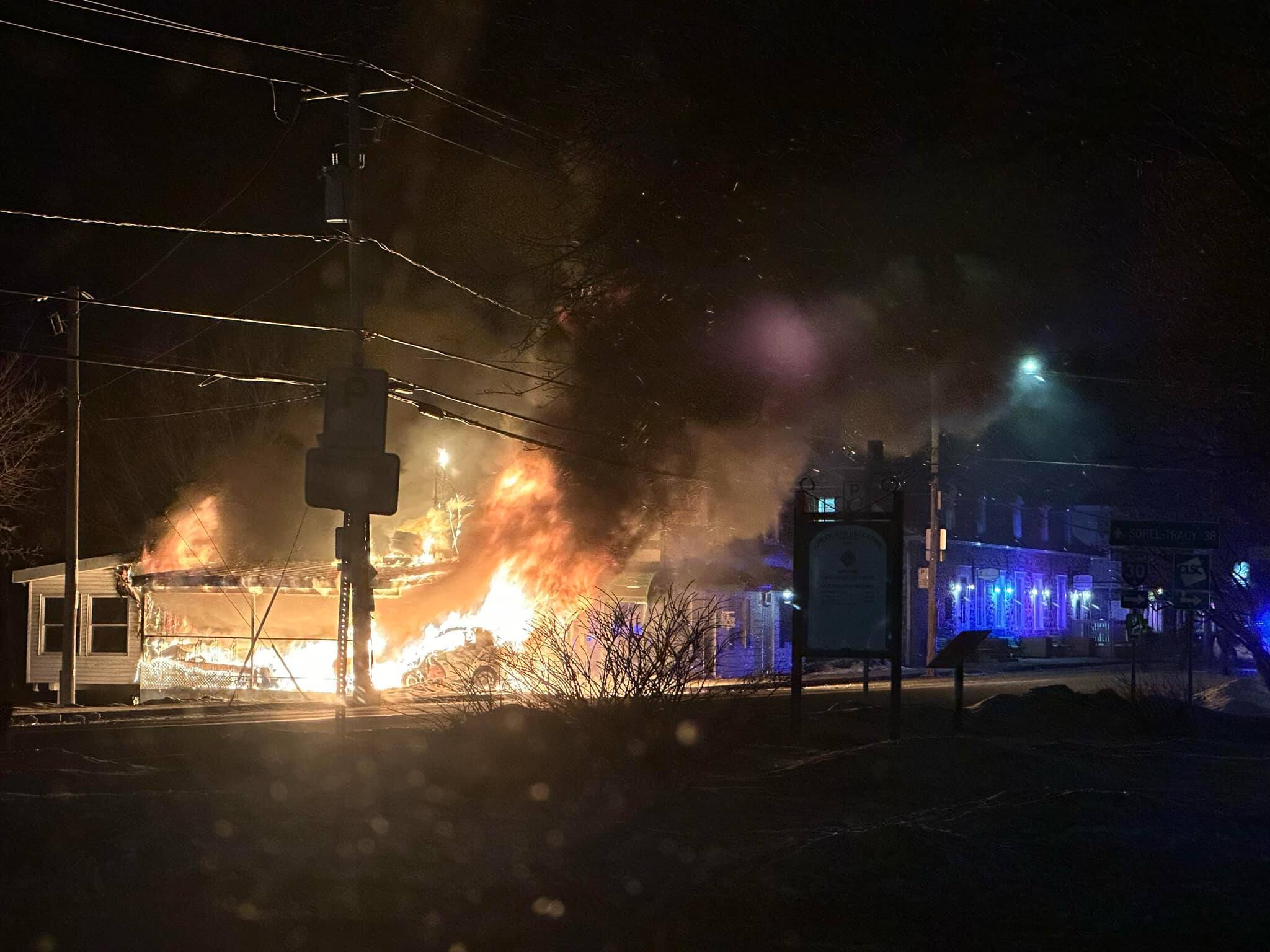 [EN IMAGES]  Montérégie: una pizzería posiblemente víctima de un incendio provocado