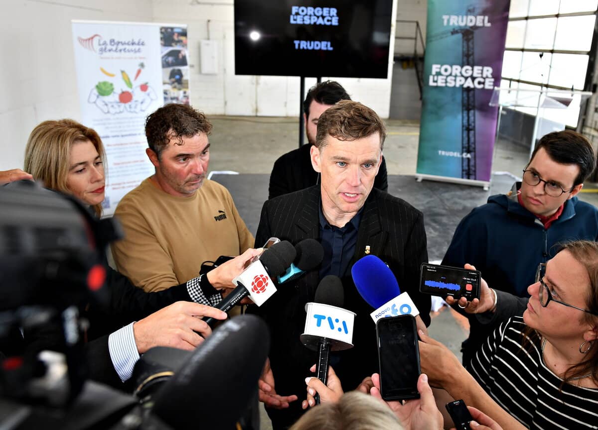 Marchand &agrave; New York pour visiter le port