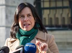 Armes de poing: «un fléau» dit Valérie Plante