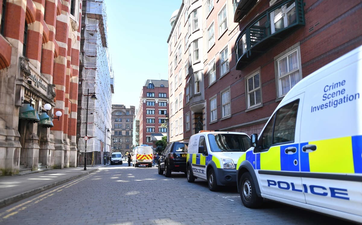 Les policiers derri&egrave;re un coll&egrave;gue suspendu &agrave; Manchester