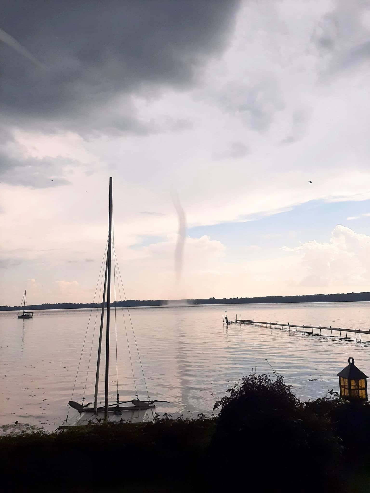 &Agrave; VOIR | Une possible trombe marine aper&ccedil;ue au-dessus du lac des Deux Montagnes