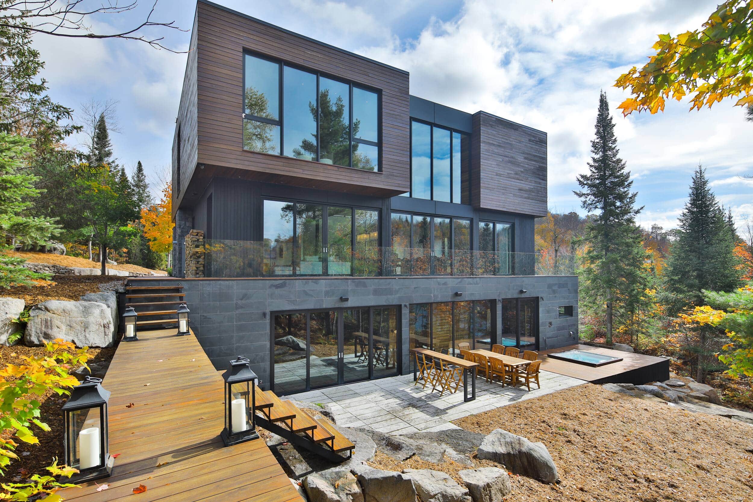 Un immense chalet de luxe avec un corridor vitré à vendre pour 4 200