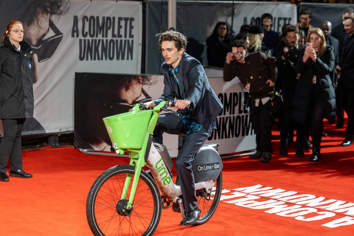 Timoth&eacute;e Chalamet re&ccedil;oit une contravention de 114$ apr&egrave;s avoir roul&eacute; sur un tapis rouge en v&eacute;lo &eacute;lectrique
