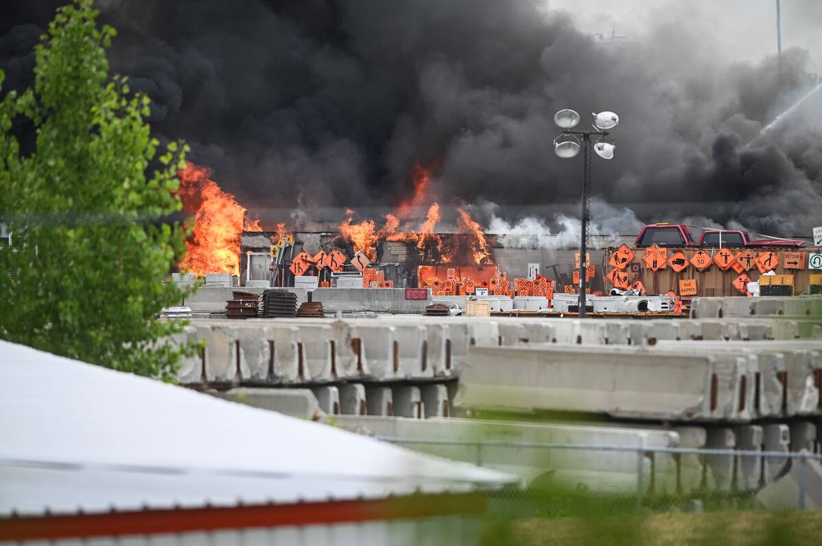 Incendie majeur dans une entreprise de construction de Saint-Hubert