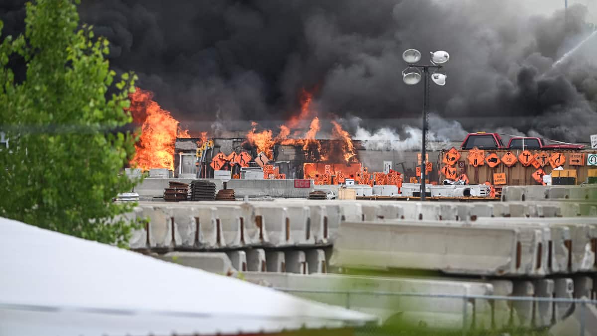 Incendie majeur dans une entreprise de construction de Saint-Hubert