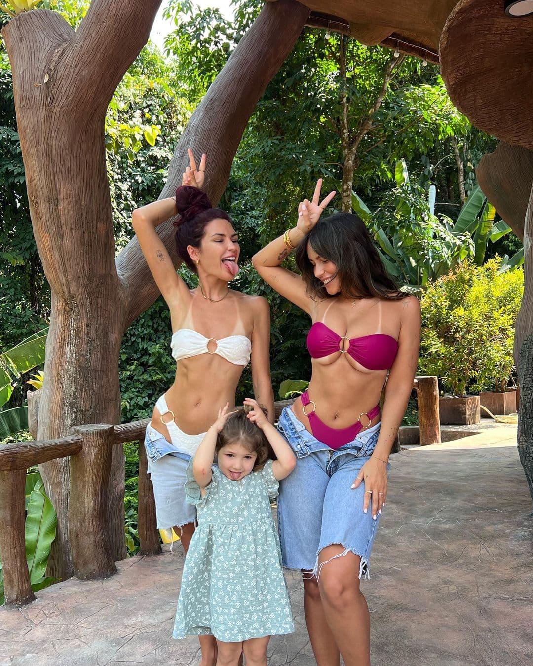 Elisabeth Rioux pose nue avec sa BFF 