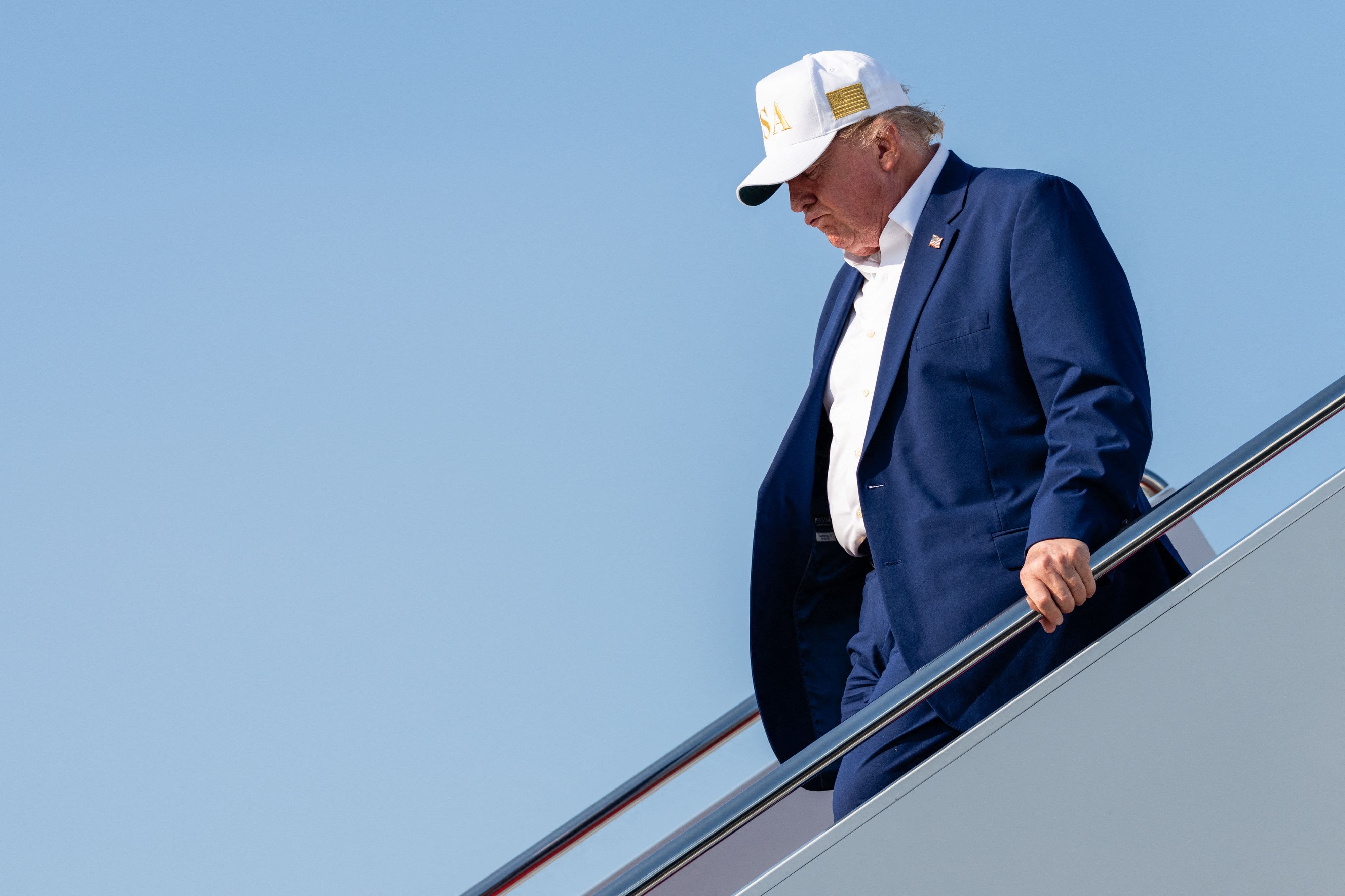Trump transporté dans un autre avion: les Américains ont «très peur» des Iraniens, estime Stéphan Bureau