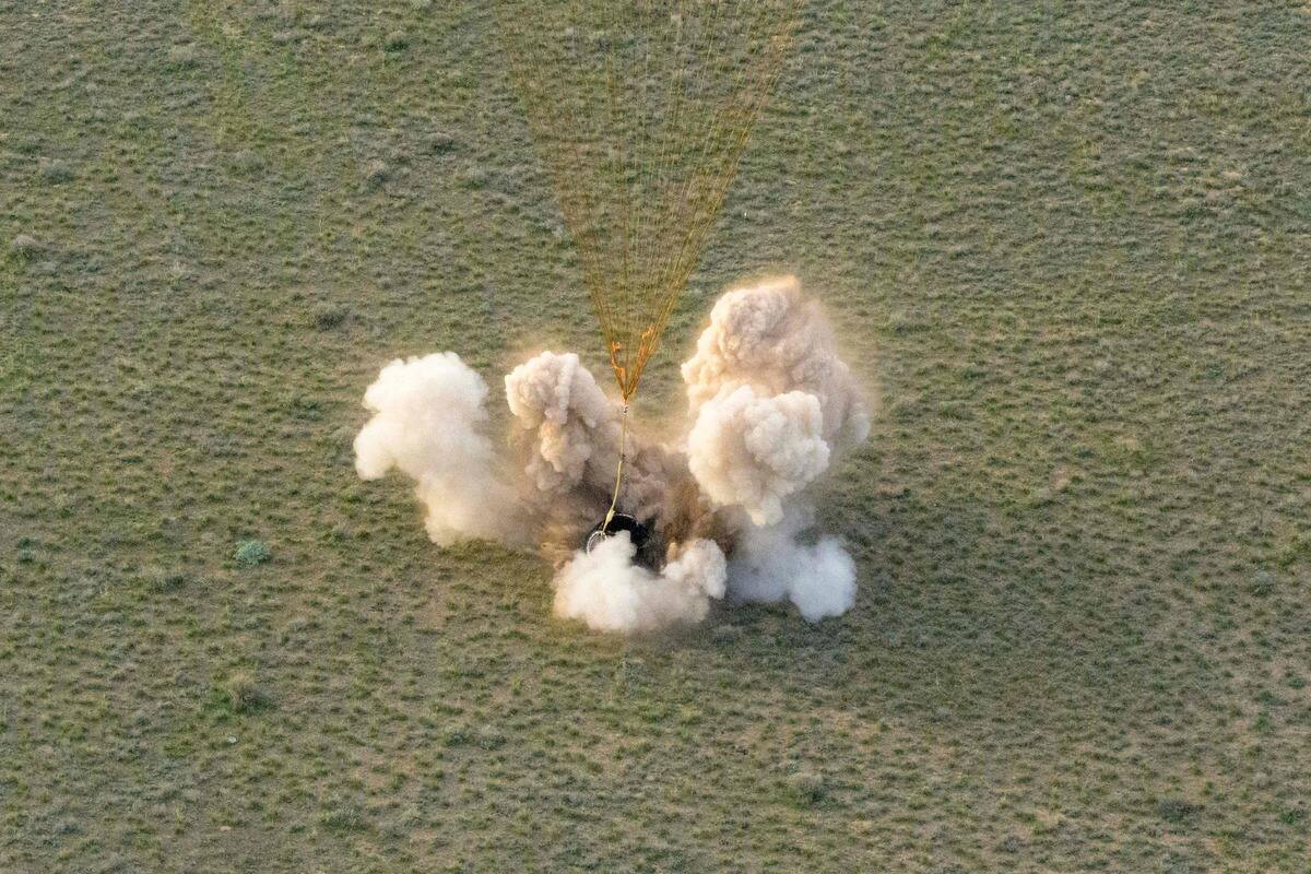 [EN IMAGES]  El día de su 70 aniversario, un astronauta estadounidense en la tierra con dos cosmonautas rusos