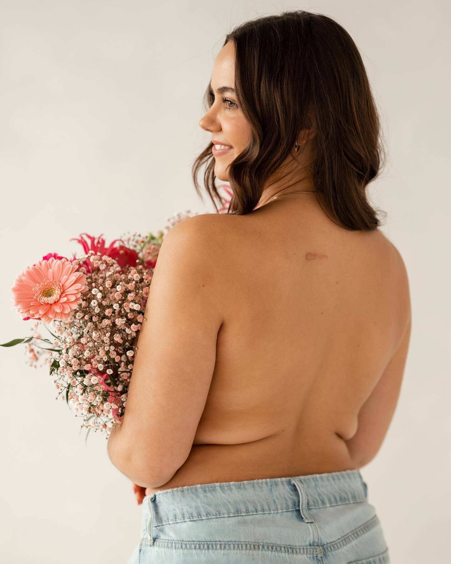 Traiter ses boutons entre les seins et sur le dos