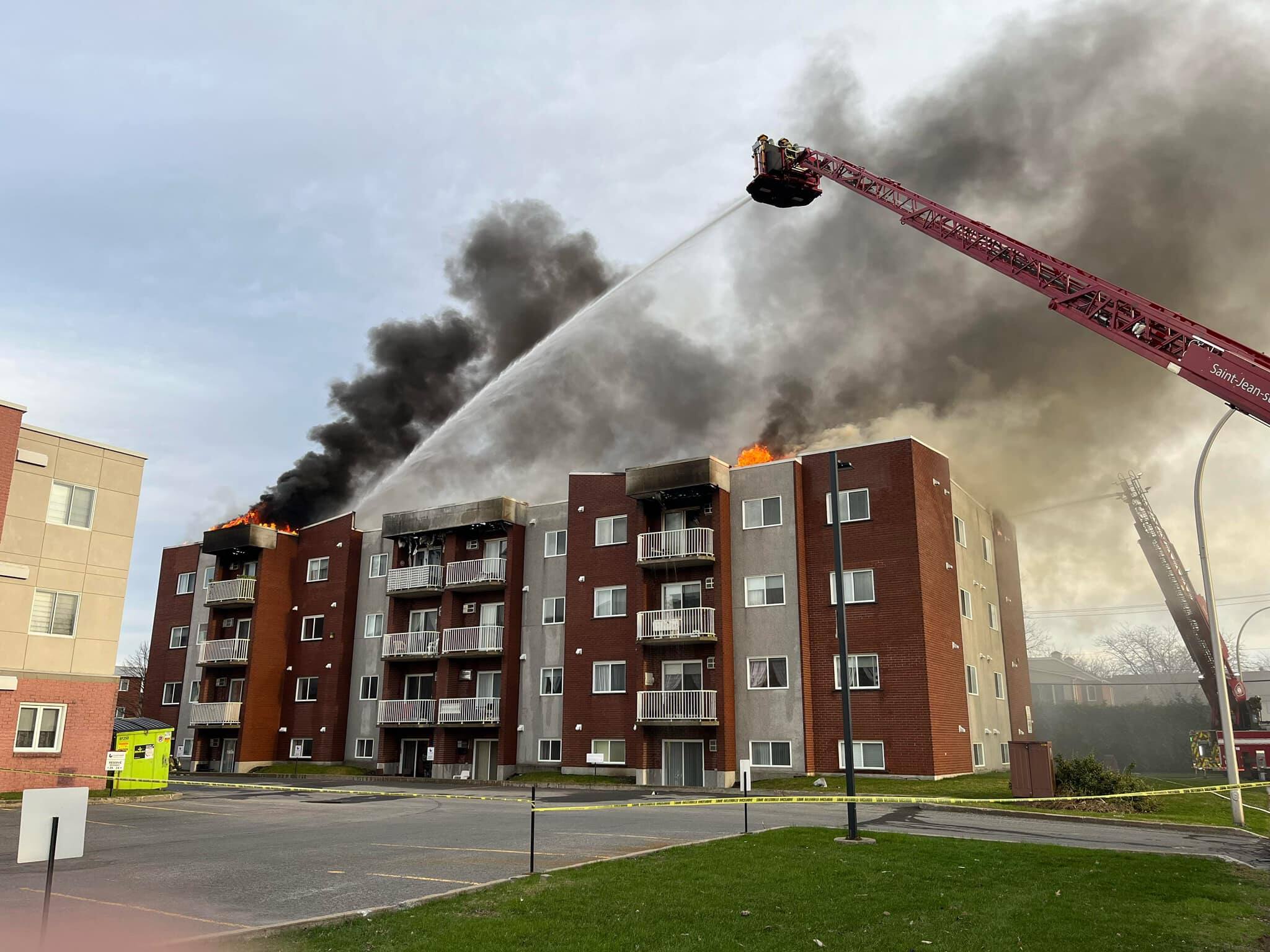 Un incendie ravage un immeuble de 32 logements à Saint-Jean-sur ...