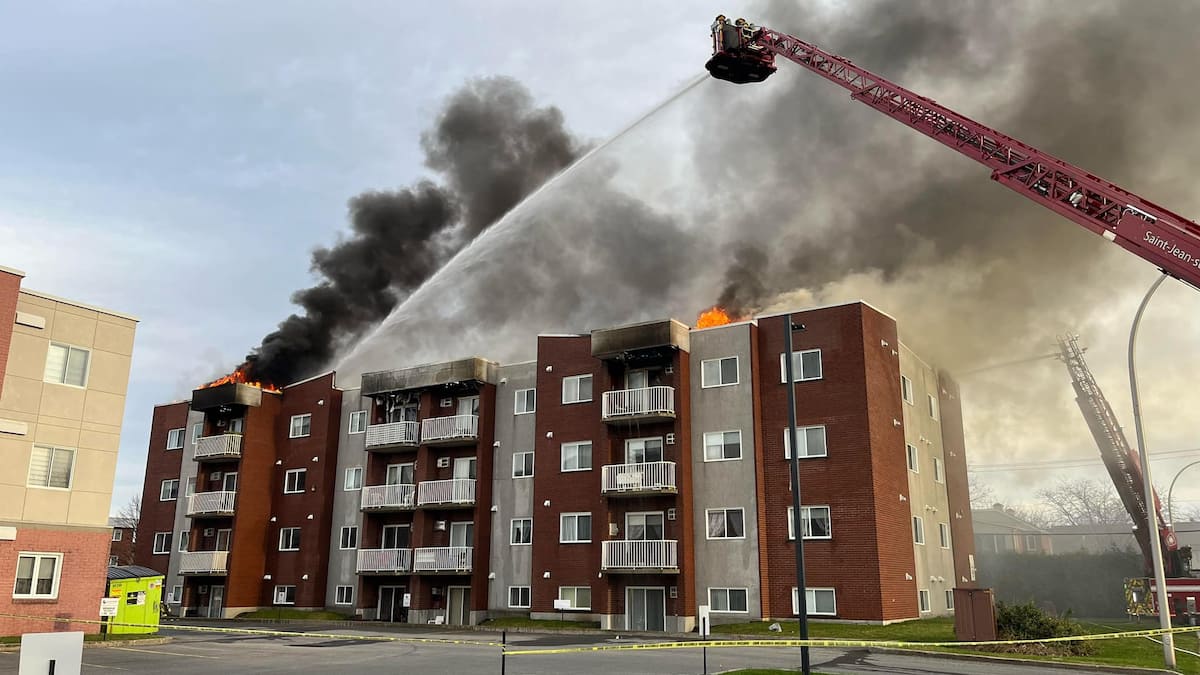 The Ravage Quebec Building Un incendie ravage un immeuble de 32 logements à Saint-Jean-sur ...