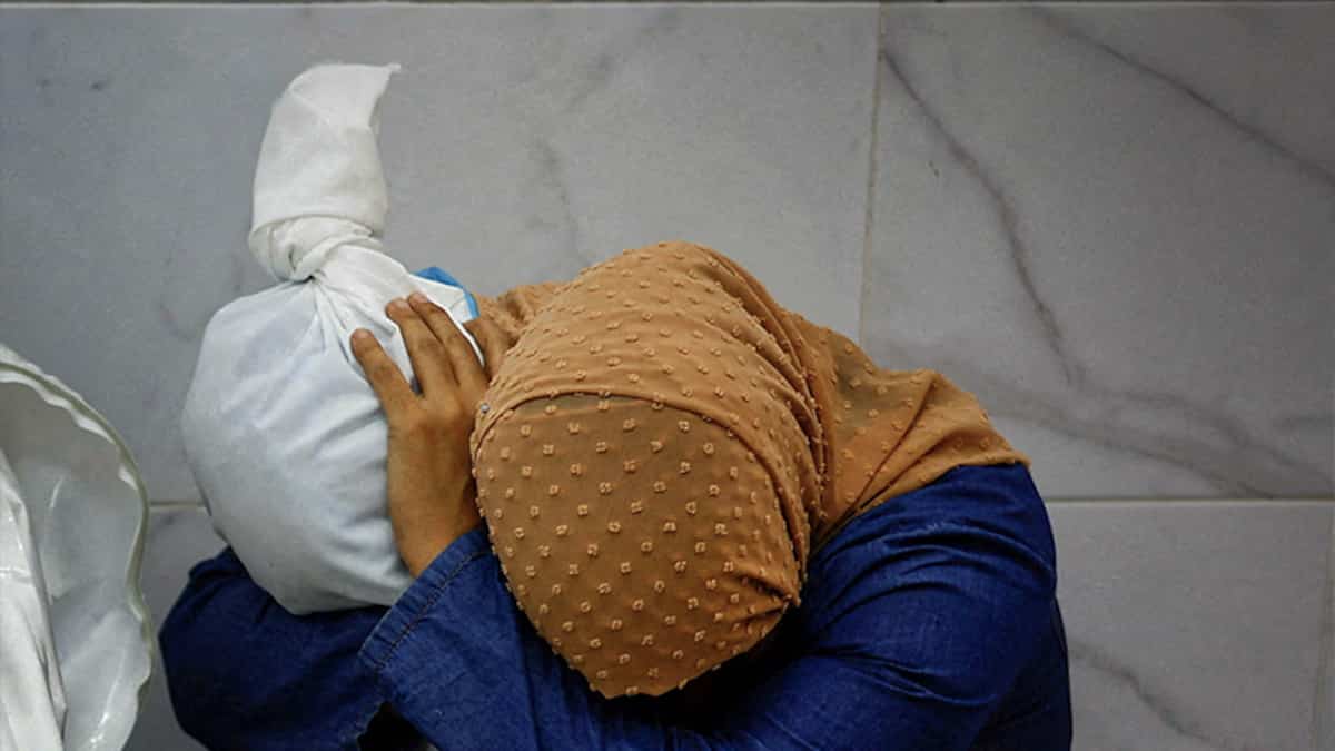 L'image d'une Palestinienne avec sa nièce décédée remporte le World Press Photo