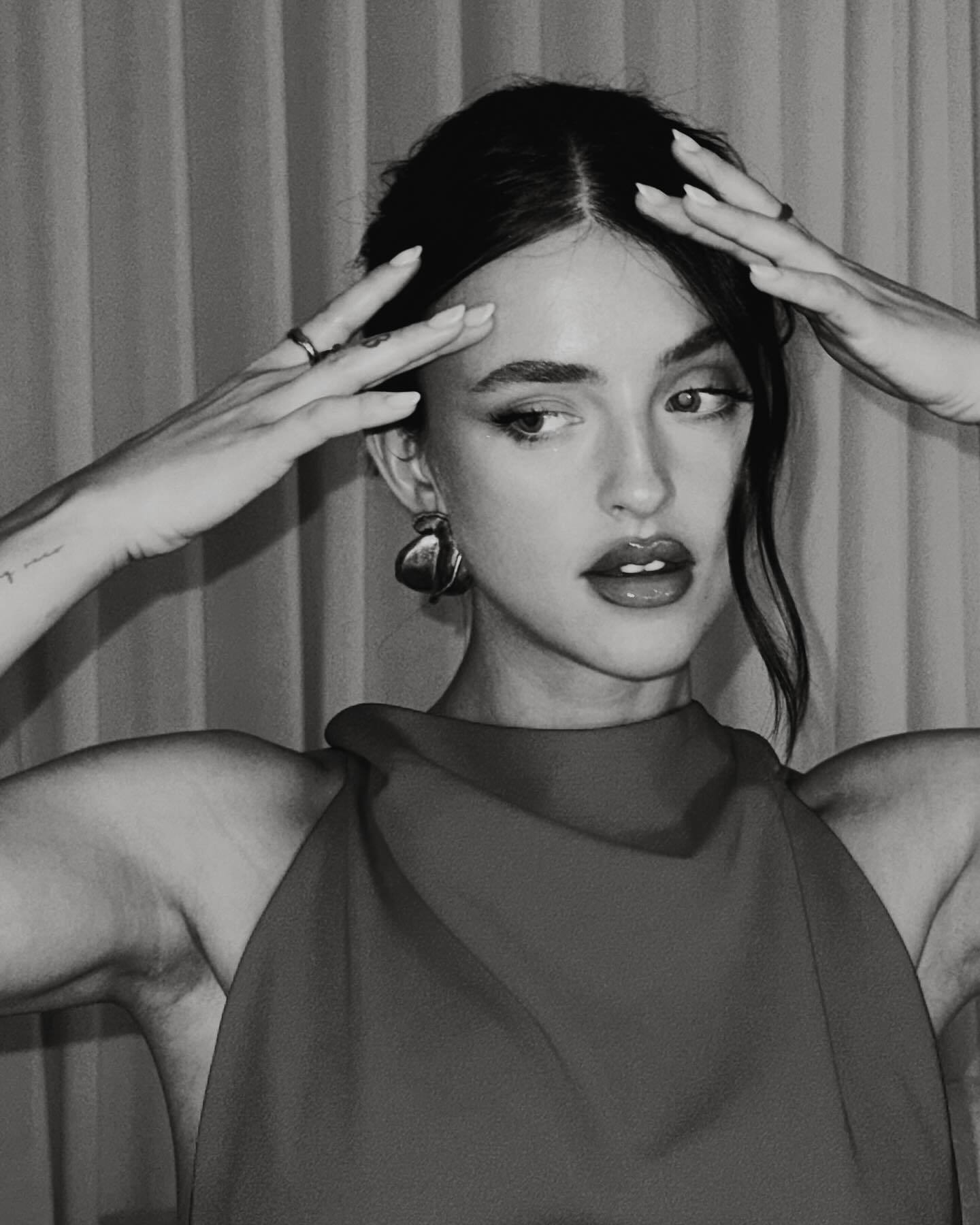 Sa robe séduisante est tendance cet automne