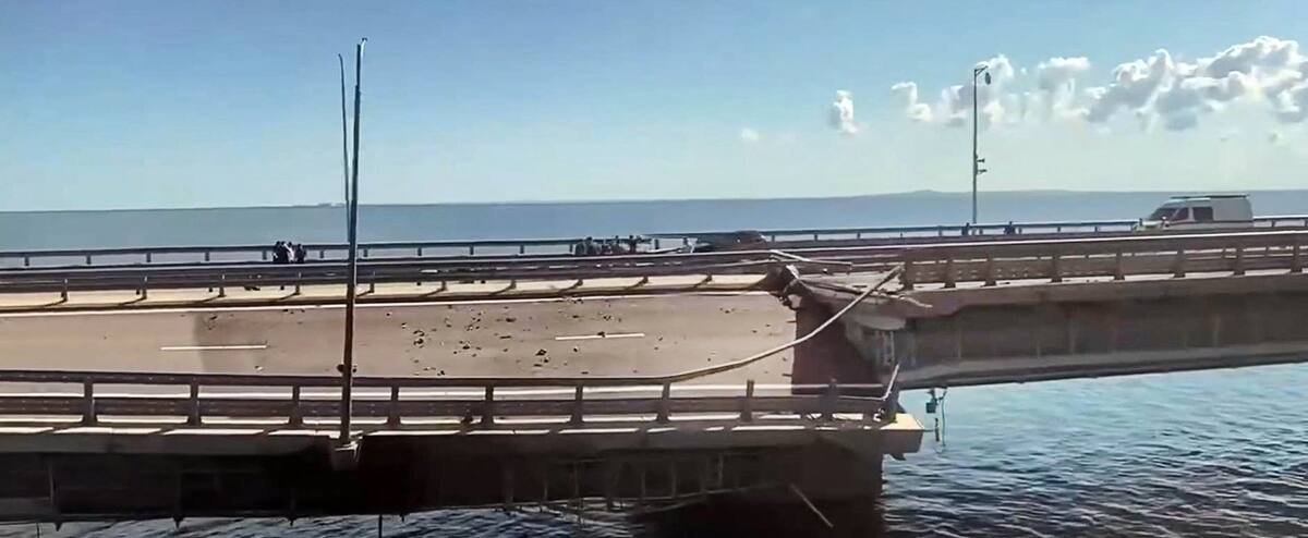 L'Ukraine frappe le stratégique pont de Crimée, deux civils tués