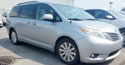 Los sospechosos estaban a bordo de un Toyota gris durante el crimen.