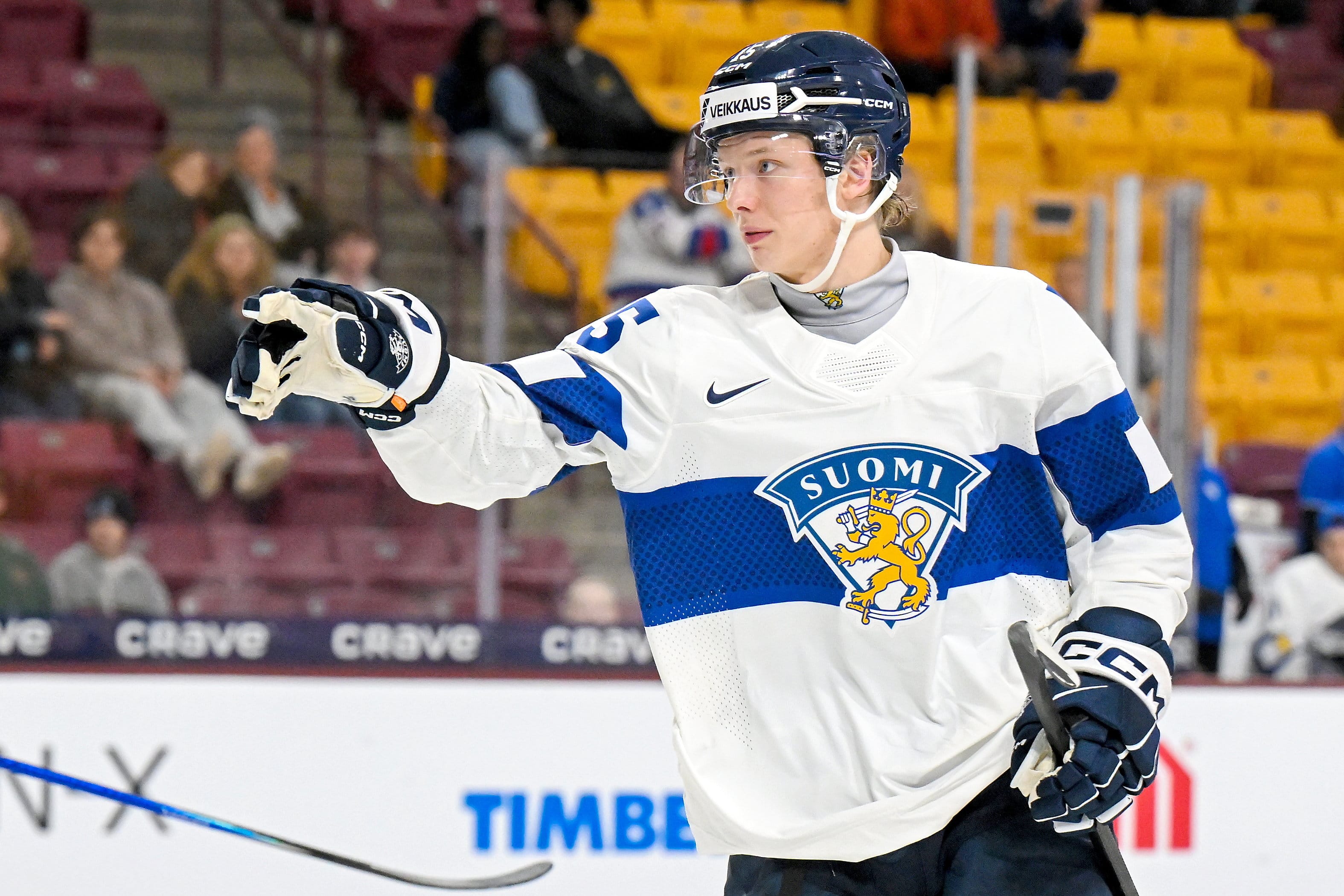 Aatos Koivu suivi &eacute;troitement par Lauri Korpikoski et le CH