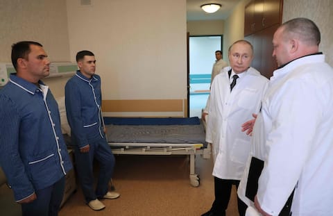 Putin se reúne por primera vez con soldados rusos heridos en Ucrania