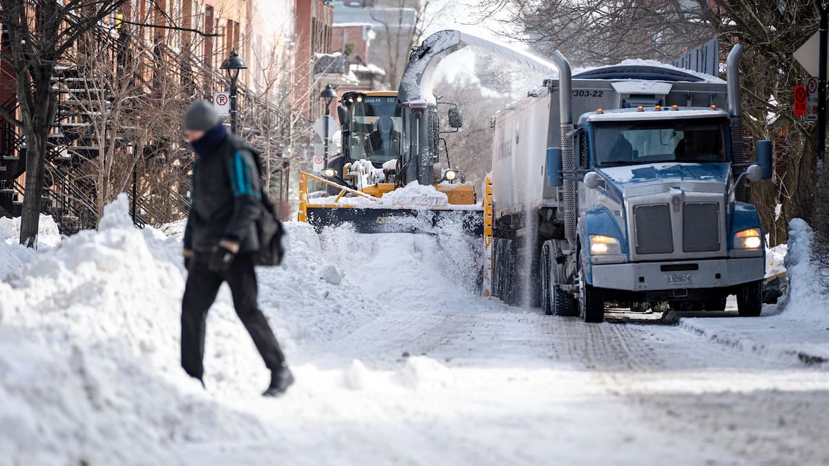 Chargement de la neige à Montréal: comment la Ville priorise-t-elle les rues?