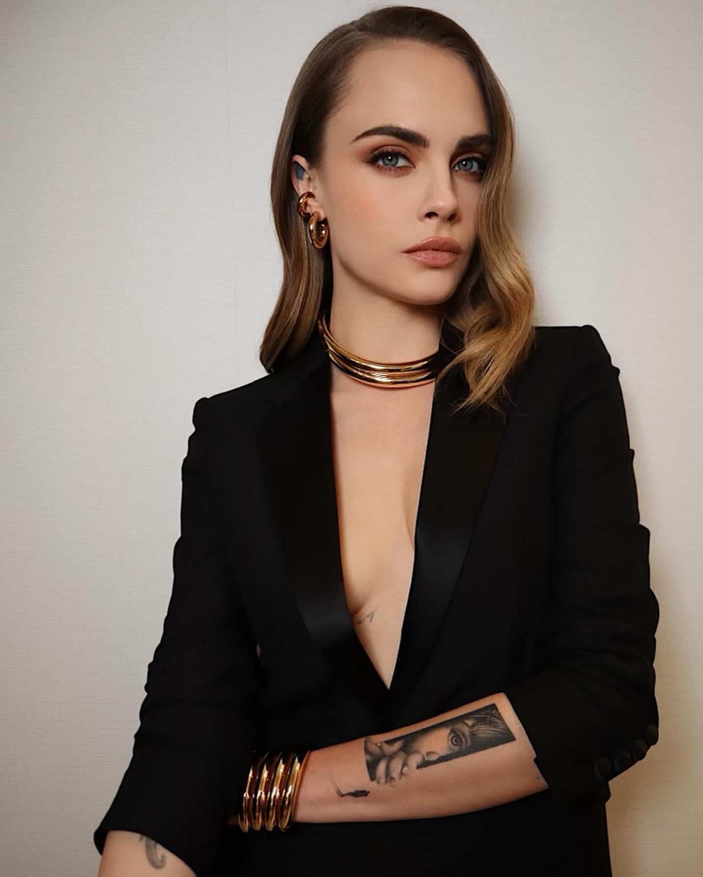 Cara Delevingne défile sans haut