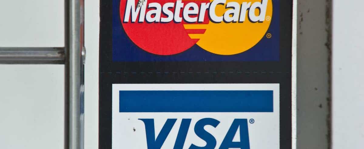 Visa et Mastercard suspendent leurs opérations en Russie