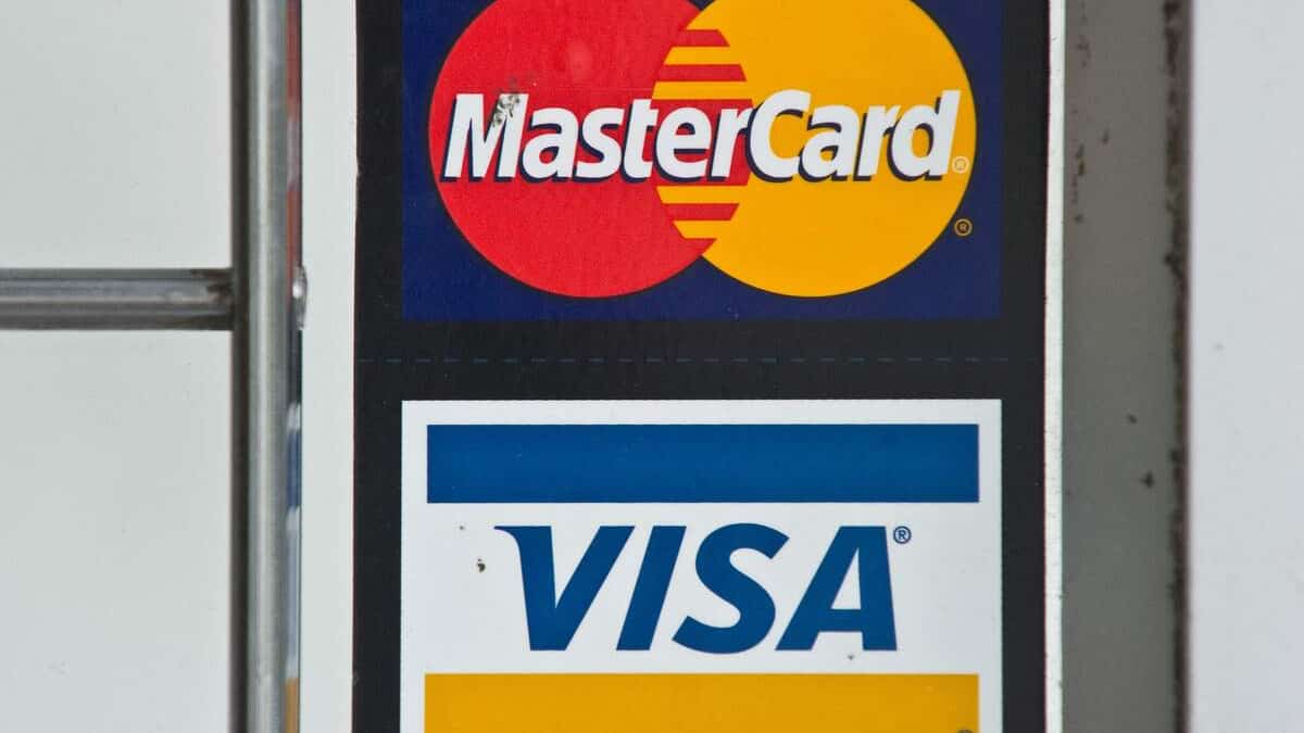 Visa et Mastercard suspendent leurs opérations en Russie