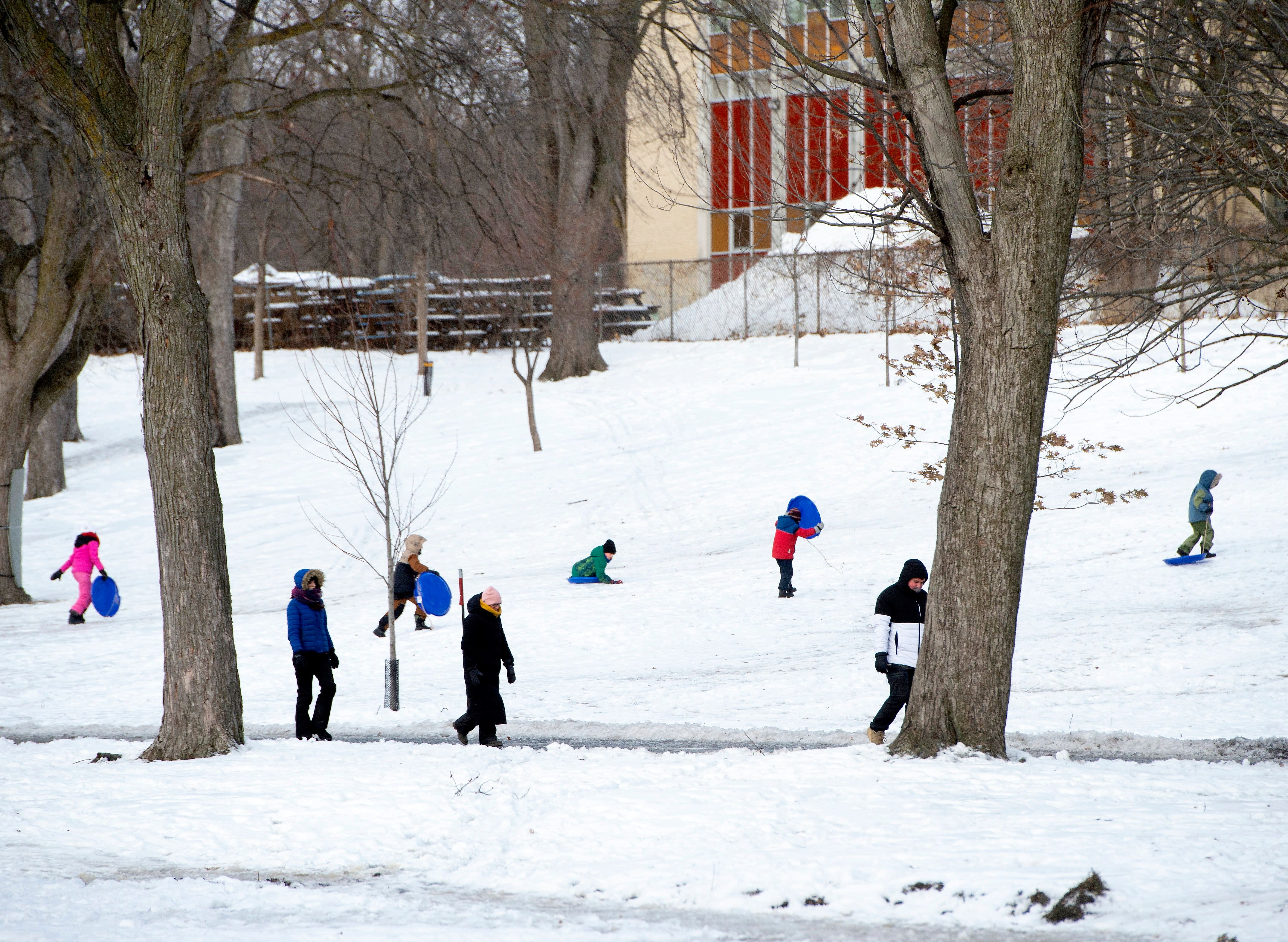 Quelques courageux Montréalais ont bravé le froid et les vents glaciaux qui soufflaient sur la métropole mardi afin de pratiquer des sports hivernaux.
