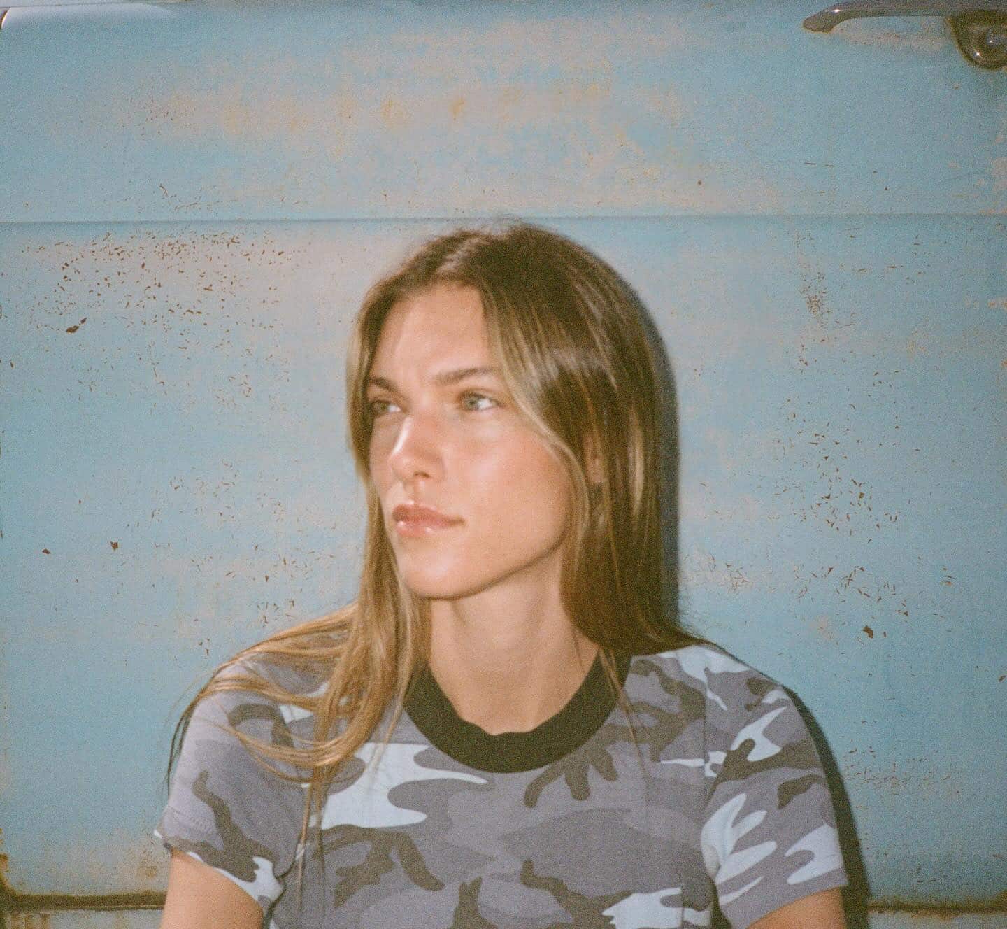 On recrée son «sleek bun» en quelques étapes