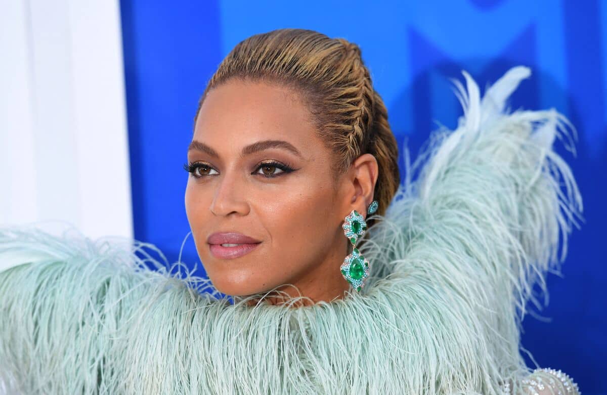 Un fan attrape une paire de lunettes de Beyonce lors d'un concert et ...
