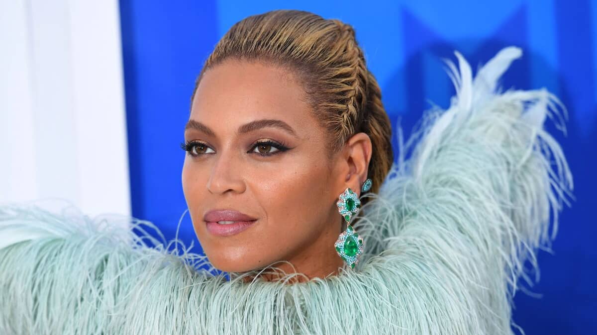 Un fan attrape une paire de lunettes de Beyonce lors d'un concert et ...